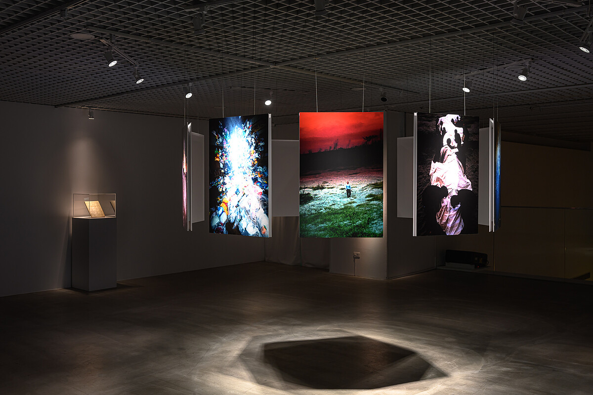 志賀理江子 Lieko Shiga，《螺旋海岸》，2009 &ndash;12，噴墨印刷，尺寸依空間而異。｜北師美術館提供，攝影：王世邦 Anpis Wang
