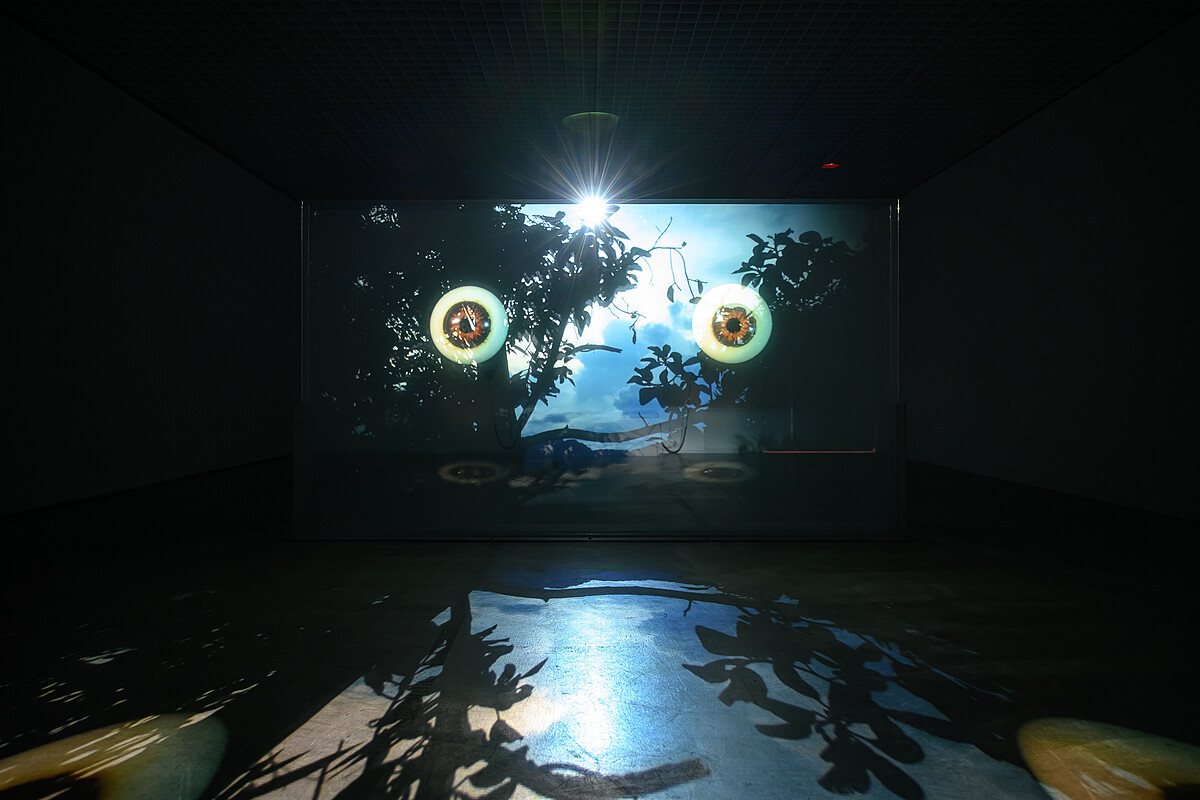 阿比查邦.韋拉斯塔 Apichatpong Weerasethakul,《日光》,2023,玻璃、金屬底座及雙頻道錄像投影(彩色、有聲,19 分 32 秒)|北師美術館提供,攝影:王世邦 Anpis Wang