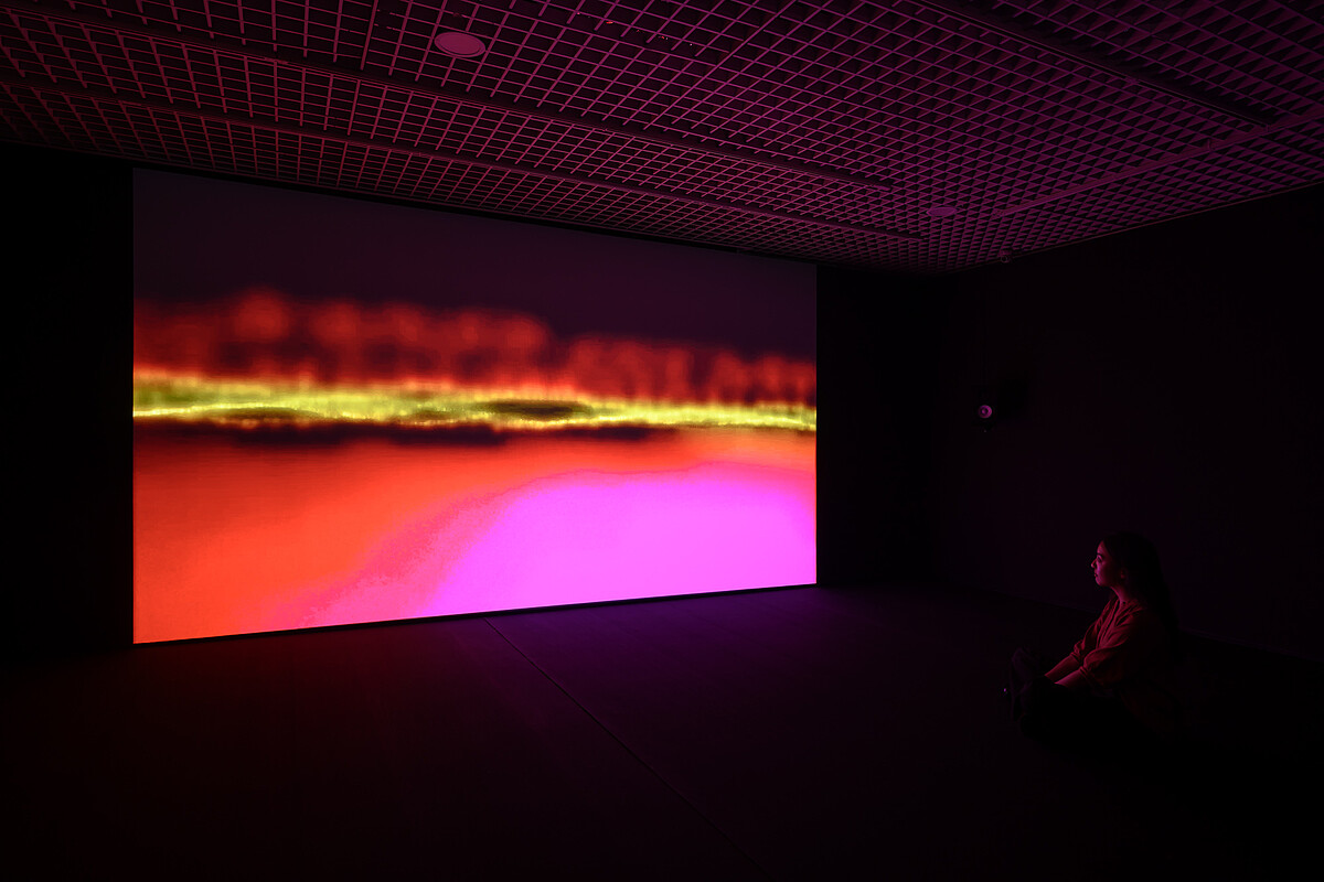 蘇珊・希勒 Susan Hiller,《回響(紅外線)》,2013,單頻道錄像投影(16比9、英語、立體聲,30 分鐘)|北師美術館提供,攝影:王世邦 Anpis Wang