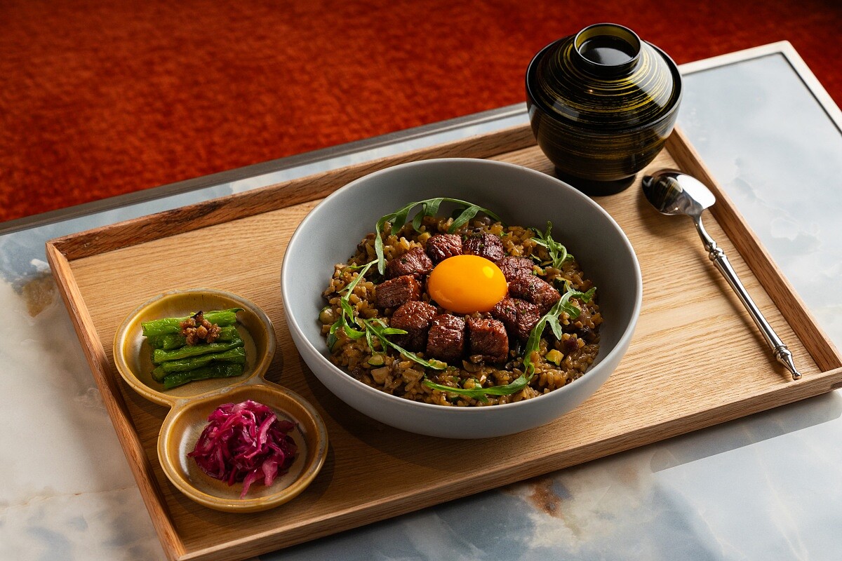 「和牛月見炊飯」以蔬 菜炊煮的米飯為基底，搭配柔嫩和牛與生食級蛋黃，佐以特製黑胡椒醬，香氣濃郁、層次飽滿。
