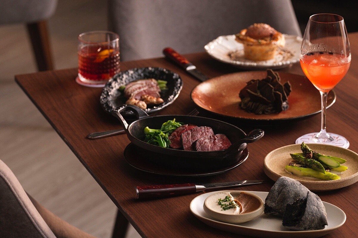 的「AURA Bar & Grill」餐廳定位為「World Bar & Grill House」。