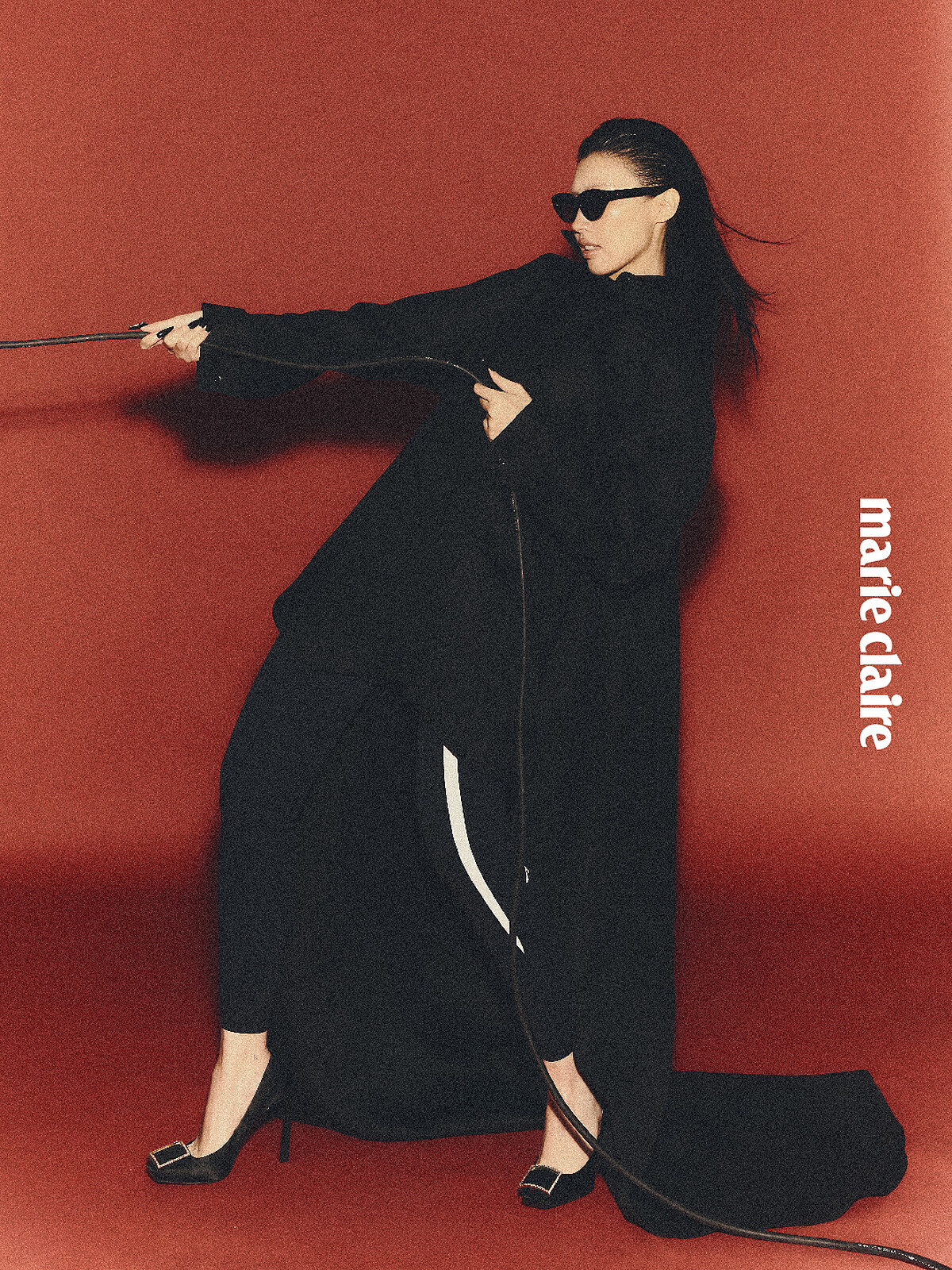 Techwear 緊身褲、Techwear 連帽衫、黑色襯衫，all by Balenciaga；黑色高跟鞋，Roger Vivier；黑色墨鏡，Louis Vuitton。