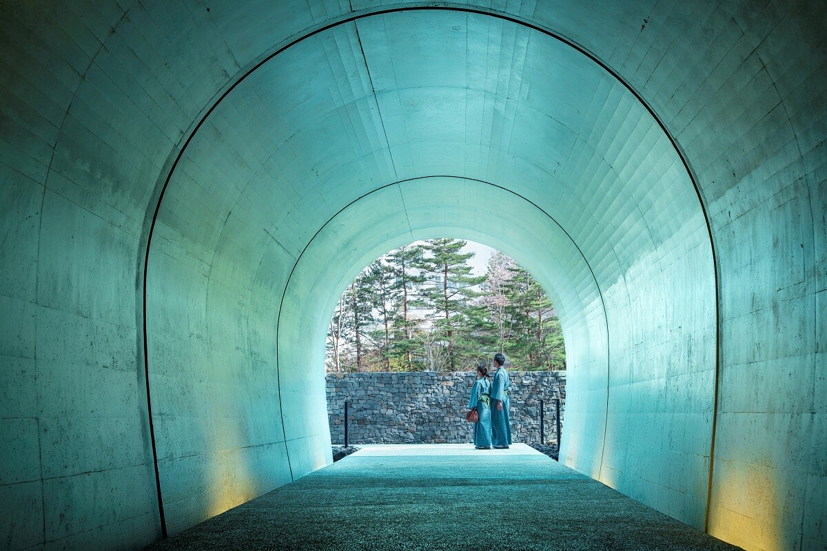 「界 草津」打造的住客專屬隧道。