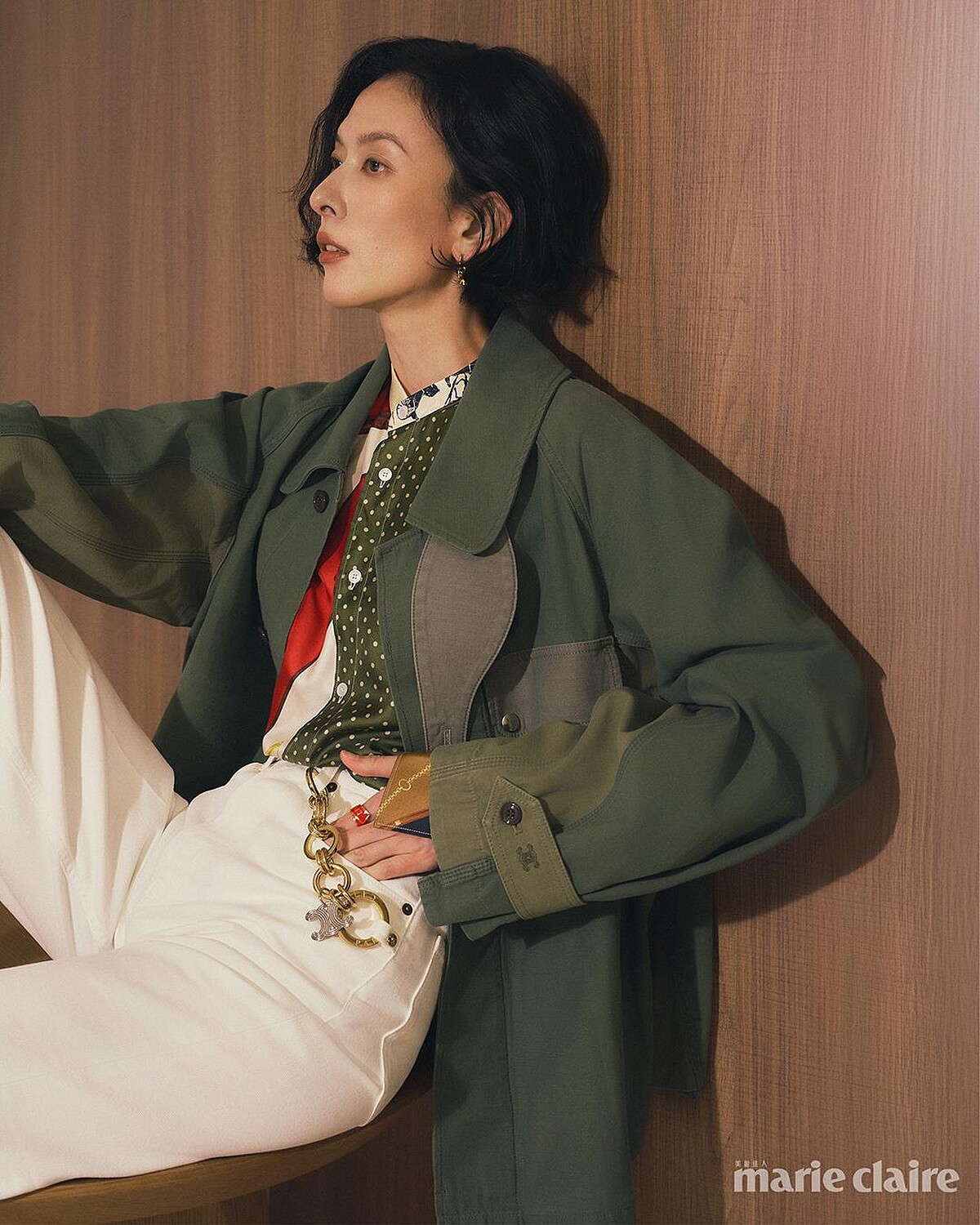 夾克、寬鬆襯衫、BOYFRIEND 002牛仔褲、CELINE RIBBON金色飾面戒指、CELINE CHARMS ELEPHANT耳環，all by Celine