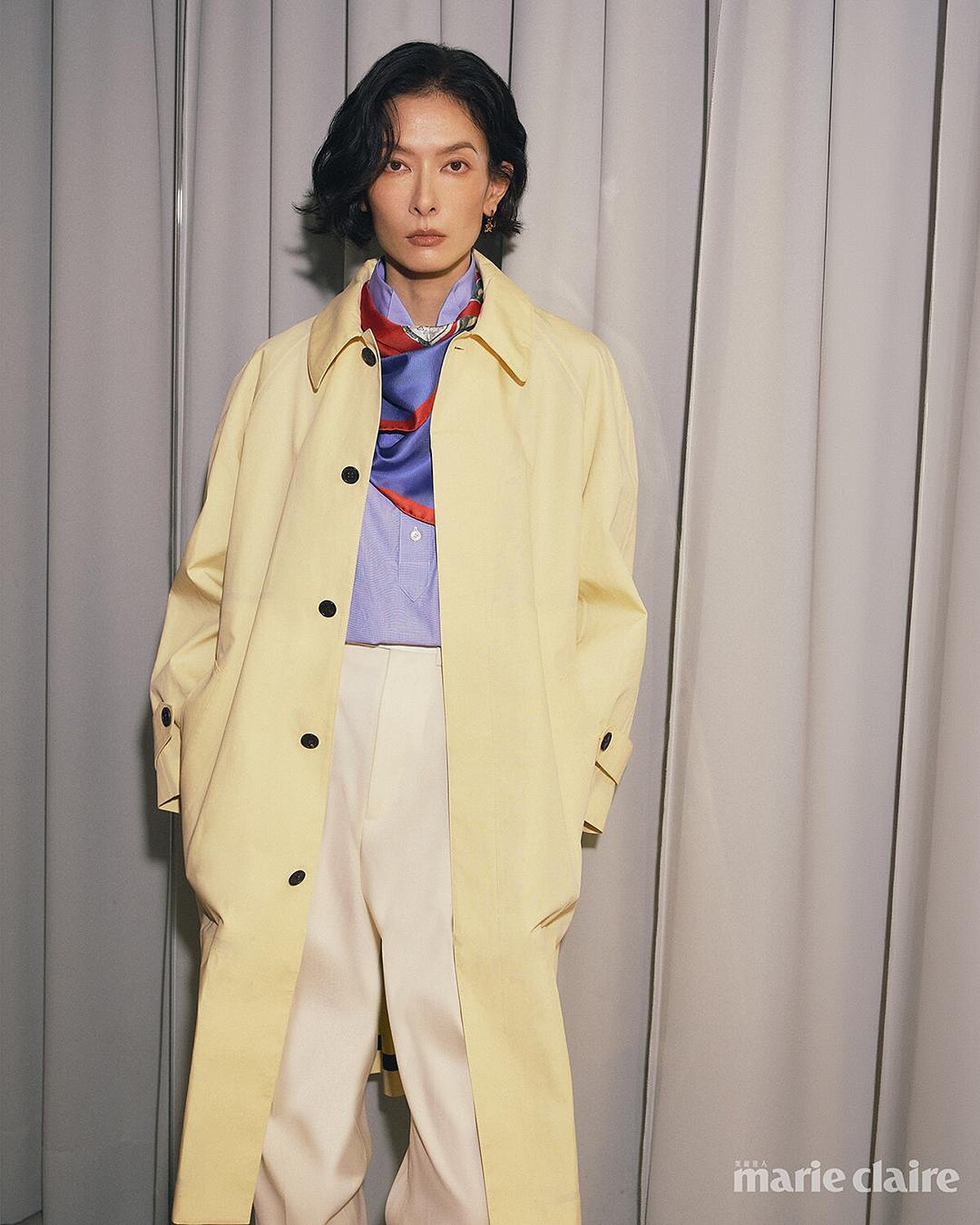 風衣外套、襯衫、禮服長褲、印花方巾、CELINE CHARMS ELEPHANT耳環，all by Celine