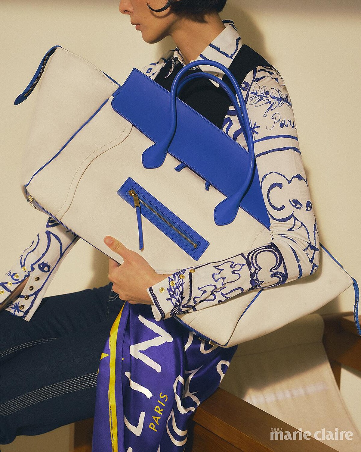 襯衫、上衣、喇叭牛仔褲、印花方巾、LUGGAGE手袋，all by Celine