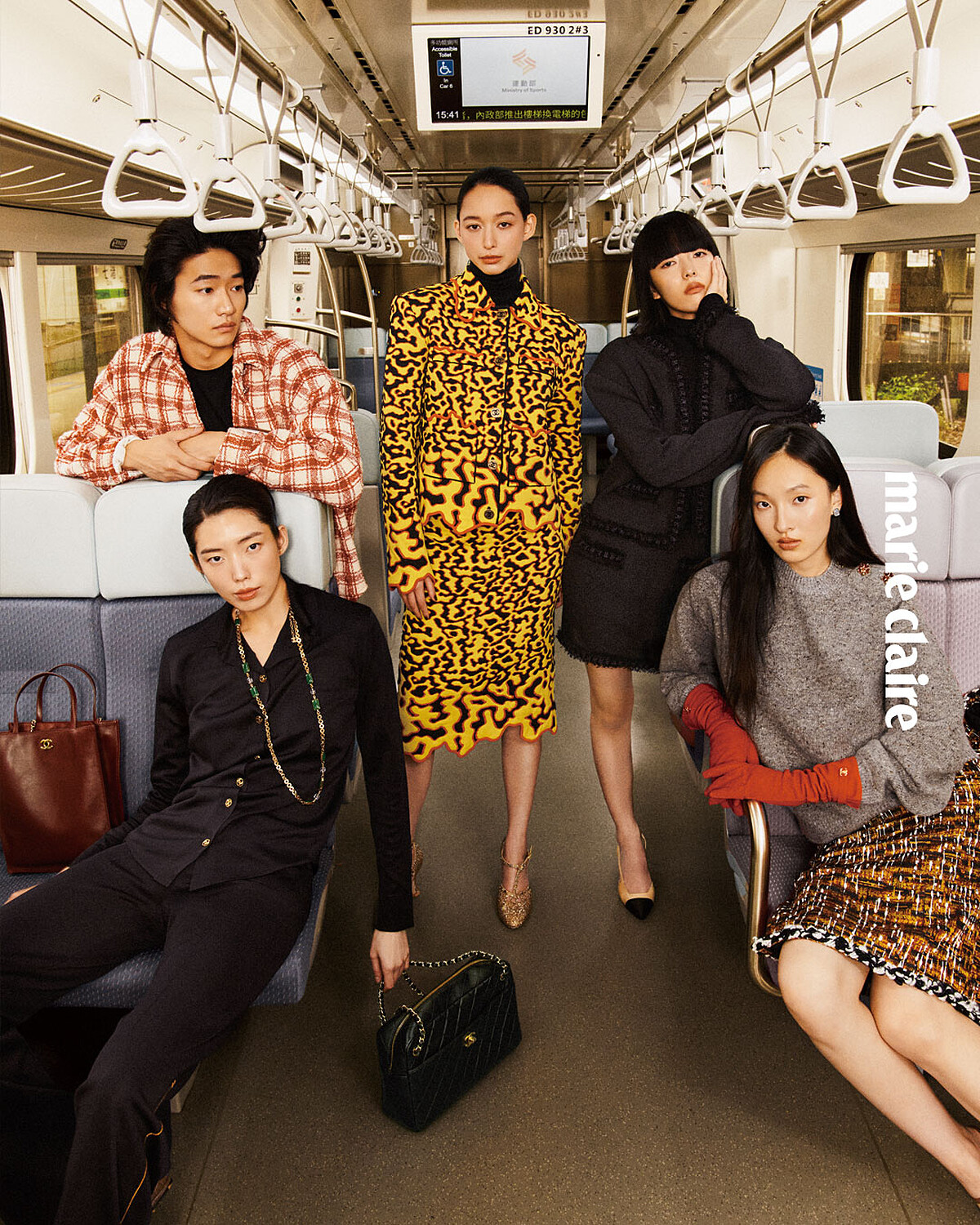 （左至右） Nah：紅白格紋羊毛襯衫式外套，CHANEL。 Hsu：黑色真絲襯衫、黑色真絲長褲、深酒紅小型購物包、黑色特大型相機包、金屬、高級樹脂、琉璃與水鑽長項鏈、all by CHANEL。 Dana：印花外套與中長裙、黑色喀什米爾羊絨與真絲高領毛衣、特大型口蓋包、瑪莉珍鞋，all by CHANEL。 Momo：黑色真絲外套、黑色喀什米爾羊絨高領毛衣、黑色真絲短裙、米黑雙色後繫帶鞋，all by CHANEL。 Park：灰色套頭毛衣、斜紋軟呢外套與中長裙、紅色山羊麂皮手套、耳釘式耳環，all by CHANEL。