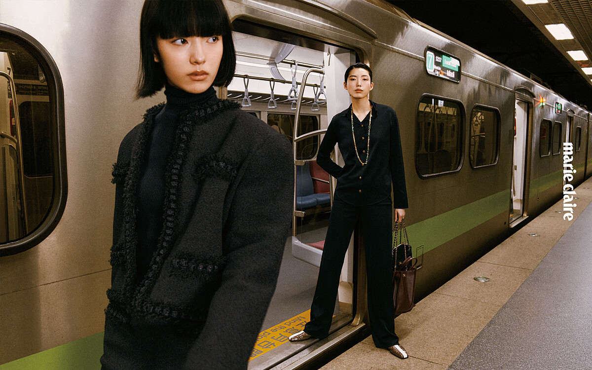 Momo：黑色真絲外套、黑色喀什米爾羊絨高領毛衣、黑色真絲短裙，all by CHANEL。 Hsu：黑色真絲襯衫、黑色真絲長褲、深酒紅小型購物包、黑色特大型相機包、鱷魚壓紋包頭鞋、金屬、高級樹脂、琉璃與水鑽長項鏈、all by CHANEL。 