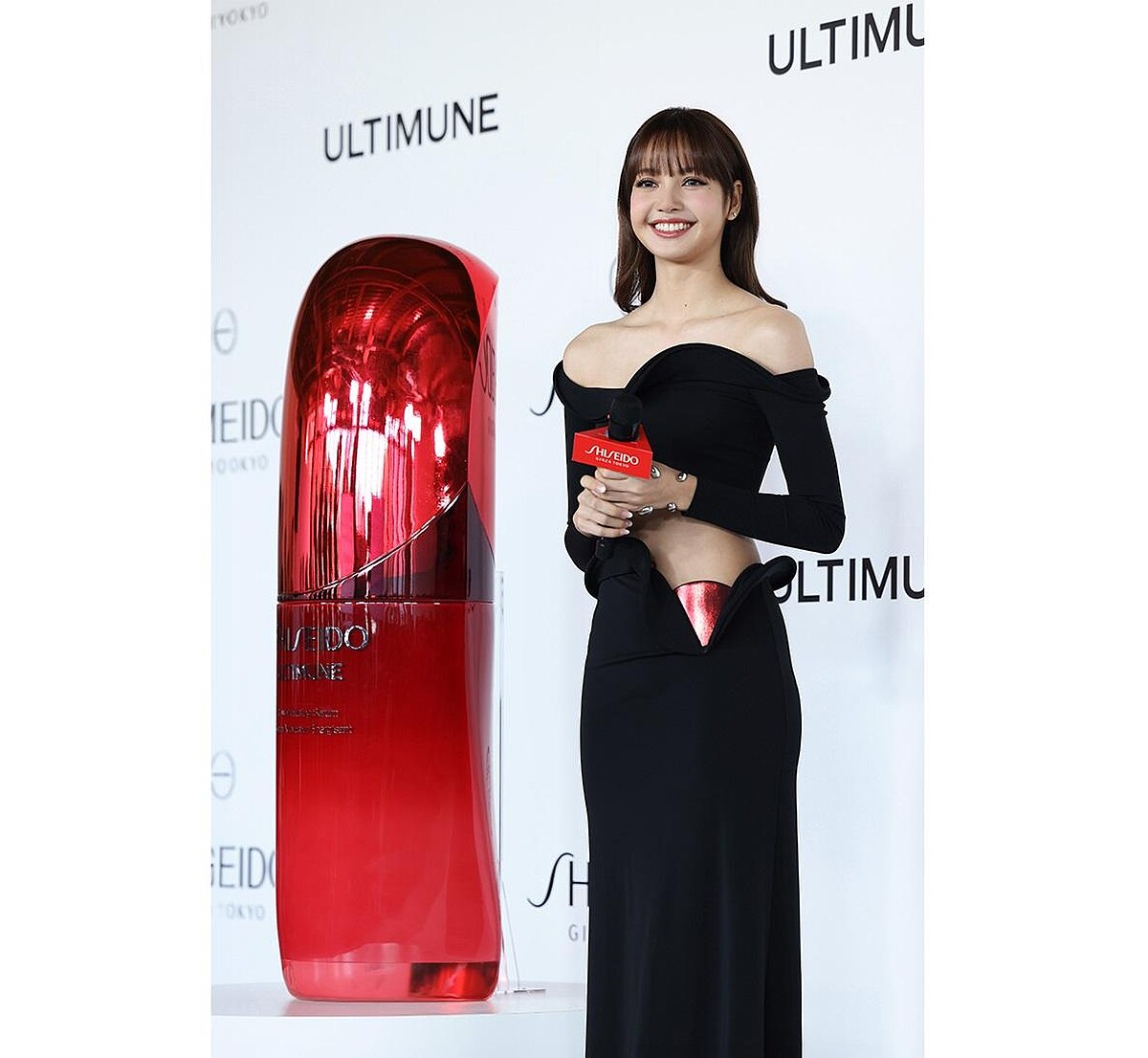 資生堂攜手超級巨星 LISA，並宣布由她擔任 #資生堂小紅瓶（紅妍山茶花修護精華）全球品牌大使，帶領消費者共同探索資生堂的保養哲學，成功掀起高度話題與關注。