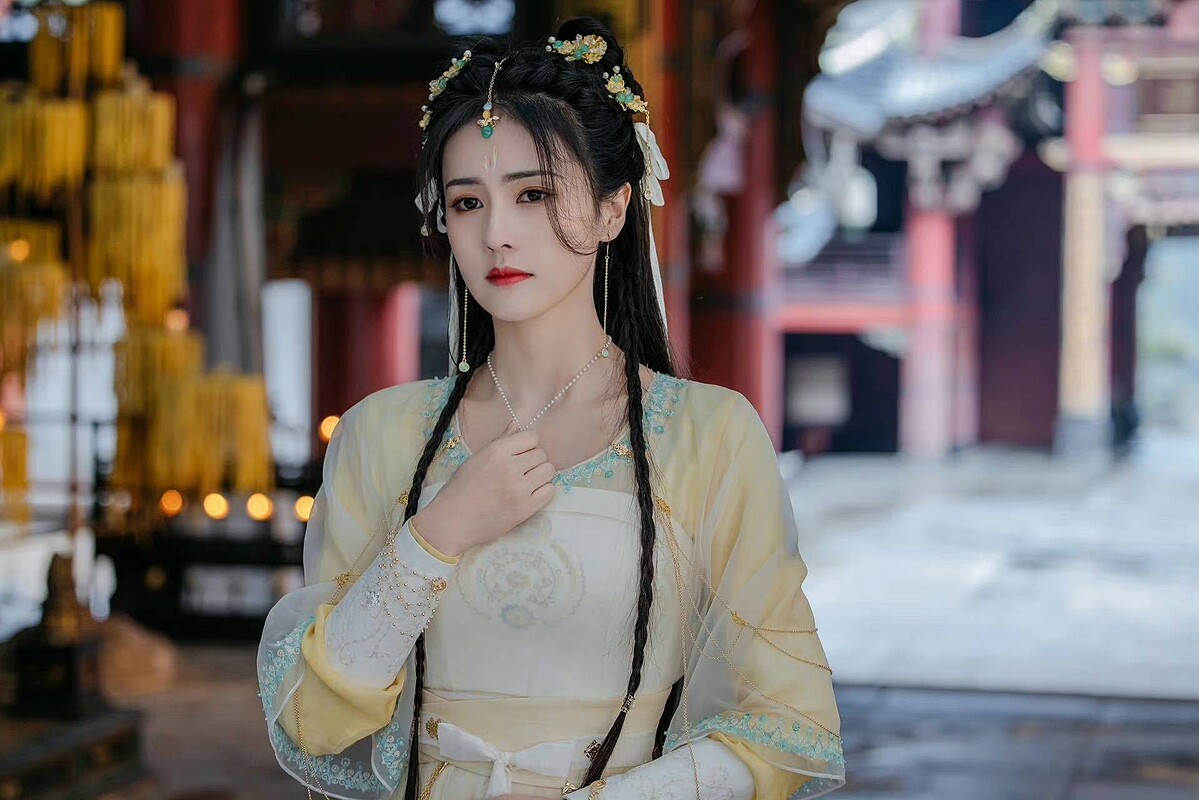 《周生如故》、《長月燼明》是白鹿的古裝爆款代表作。