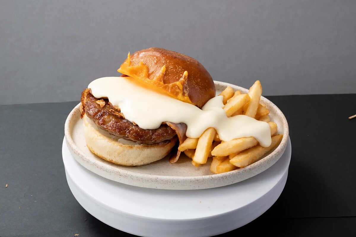 「夜晚罪惡起司漢堡(夜の背徳チーズバーガー)」(1,680日圓)。