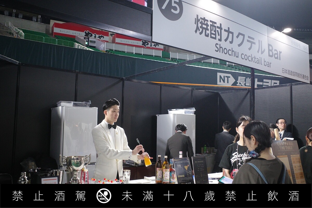 現場有數家酒吧提供調酒。