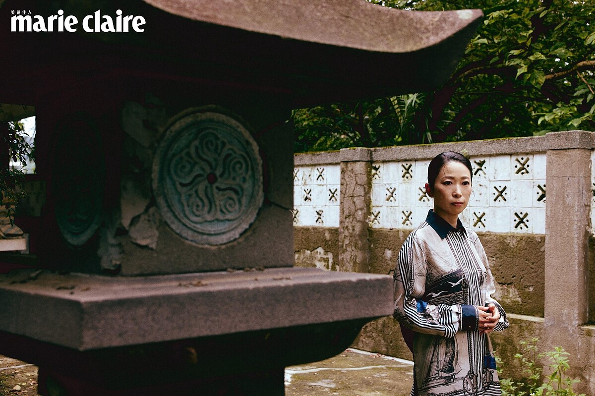 絲質印花襯衫、絲質印花長褲,both by Max Mara。攝影/Weslie Wei