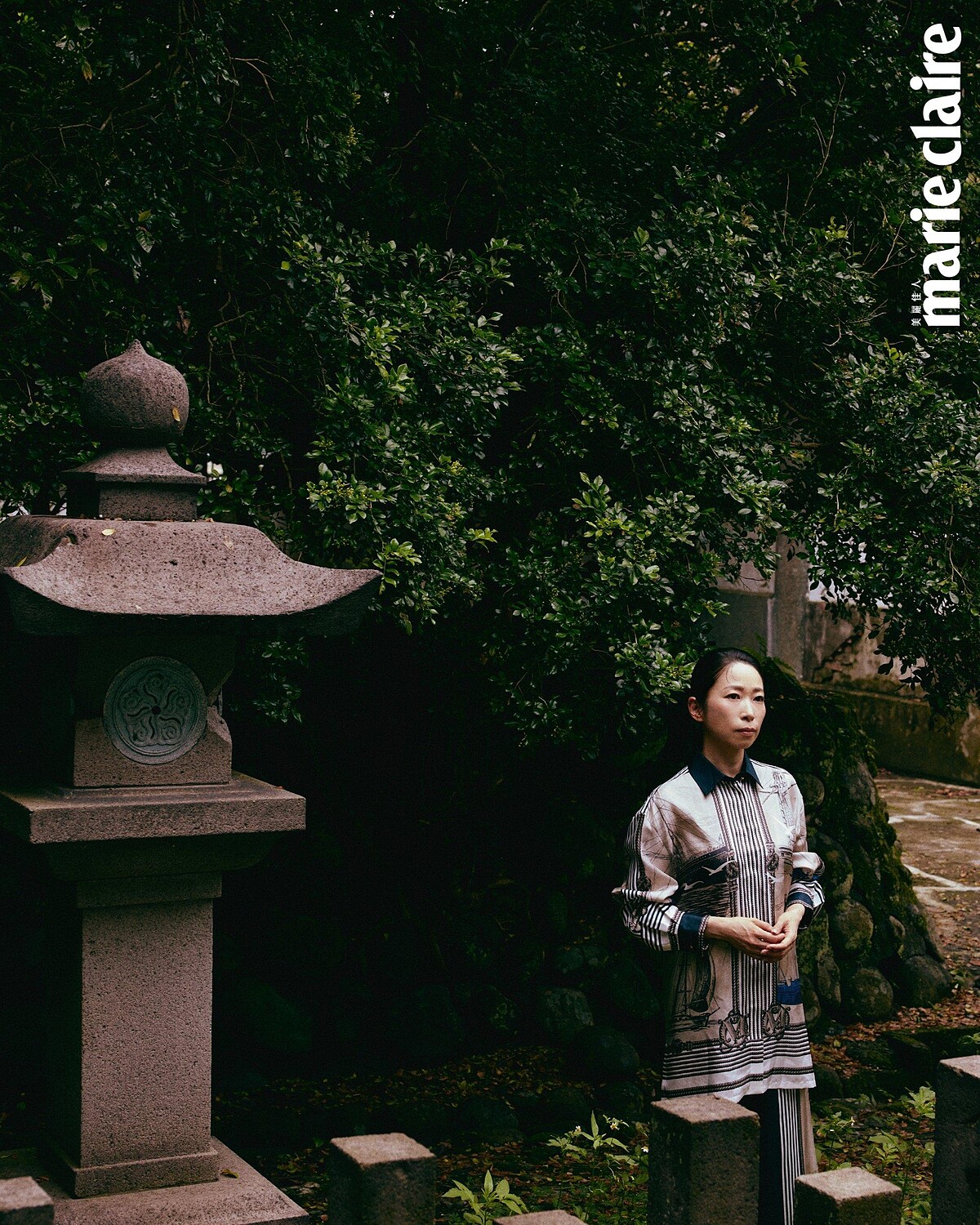 絲質印花襯衫、絲質印花長褲,both by Max Mara。攝影/Weslie Wei