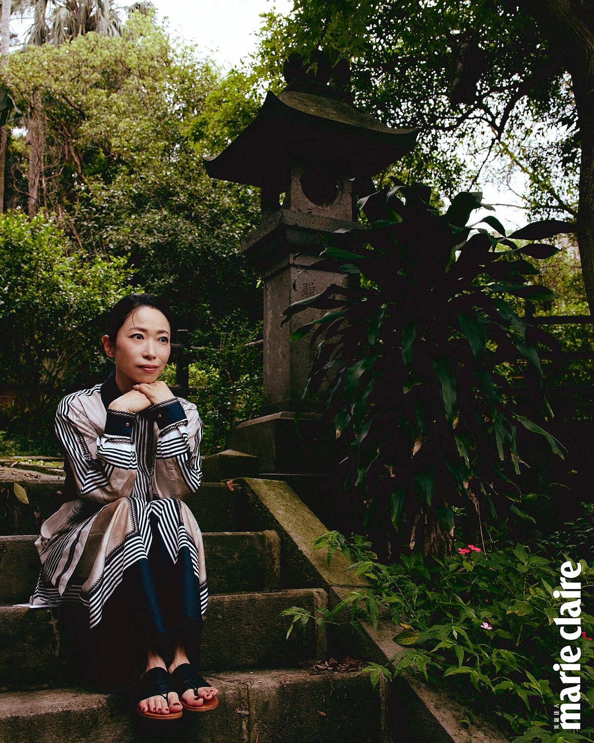 絲質印花襯衫、絲質印花長褲,both by Max Mara。攝影/Weslie Wei