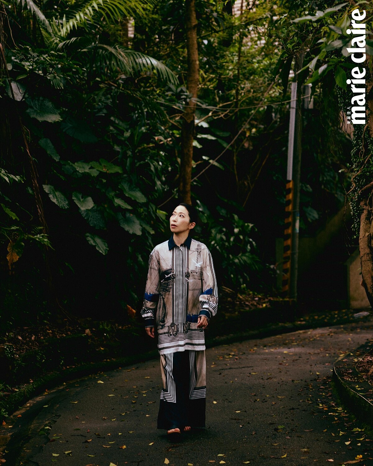 絲質印花襯衫、絲質印花長褲,both by Max Mara。攝影/Weslie Wei