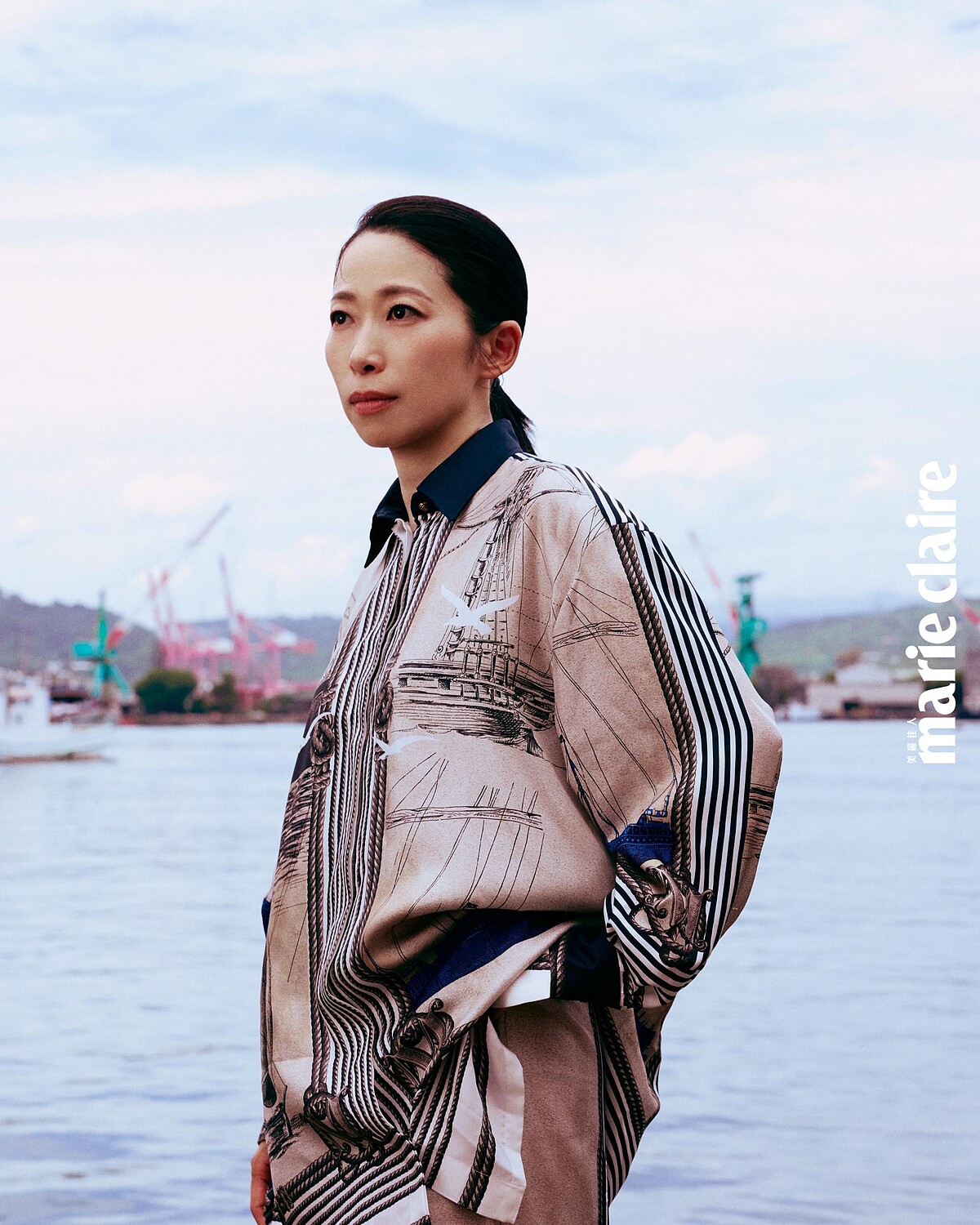 絲質印花襯衫、絲質印花長褲,both by Max Mara。攝影/Weslie Wei