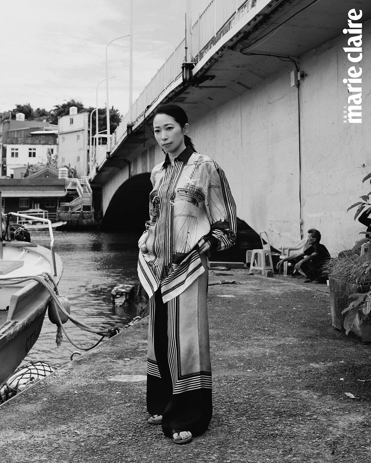 絲質印花襯衫、絲質印花長褲,both by Max Mara。攝影/Weslie Wei