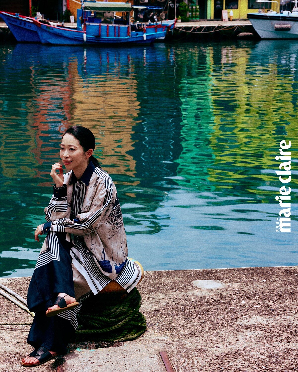 絲質印花襯衫、絲質印花長褲,both by Max Mara。攝影/Weslie Wei