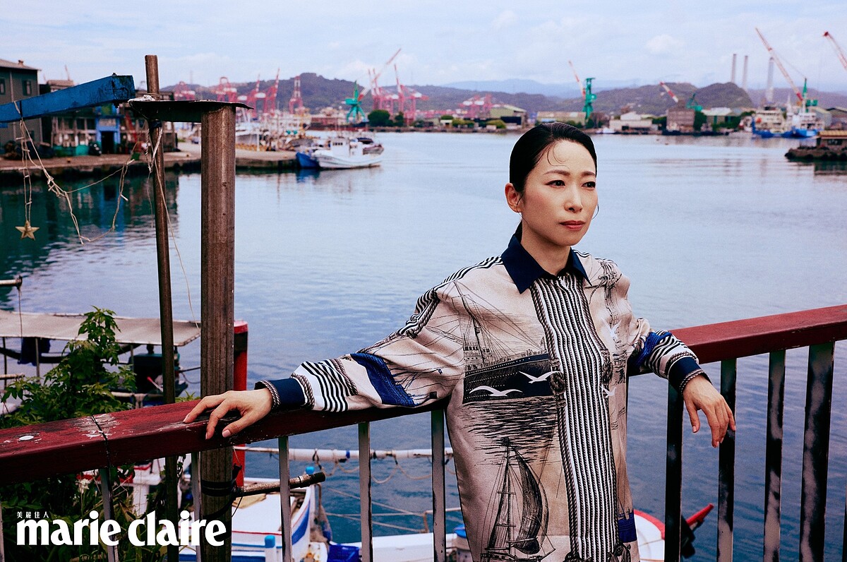 絲質印花襯衫、絲質印花長褲,both by Max Mara。攝影/Weslie Wei