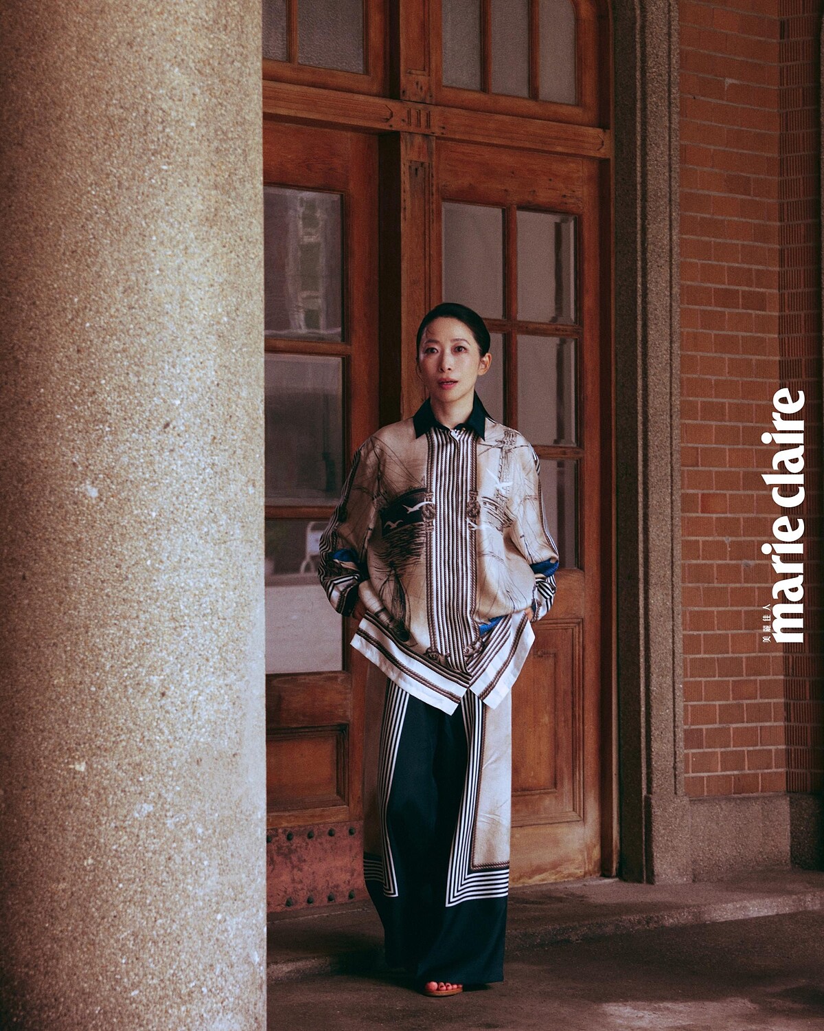 絲質印花襯衫、絲質印花長褲,both by Max Mara。攝影/Weslie Wei