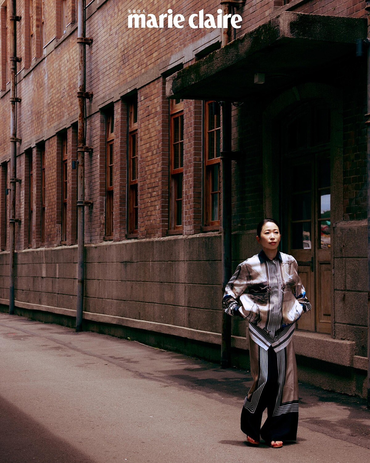 絲質印花襯衫、絲質印花長褲,both by Max Mara。攝影/Weslie Wei