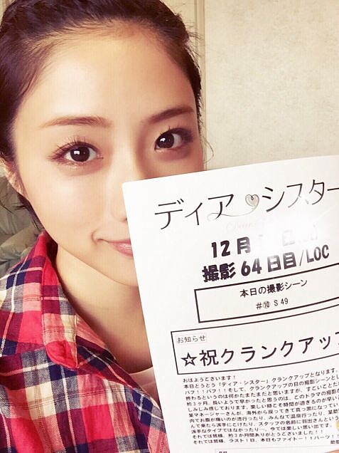 石原聰美減法化妝步驟2:粉棕色眼影畫法