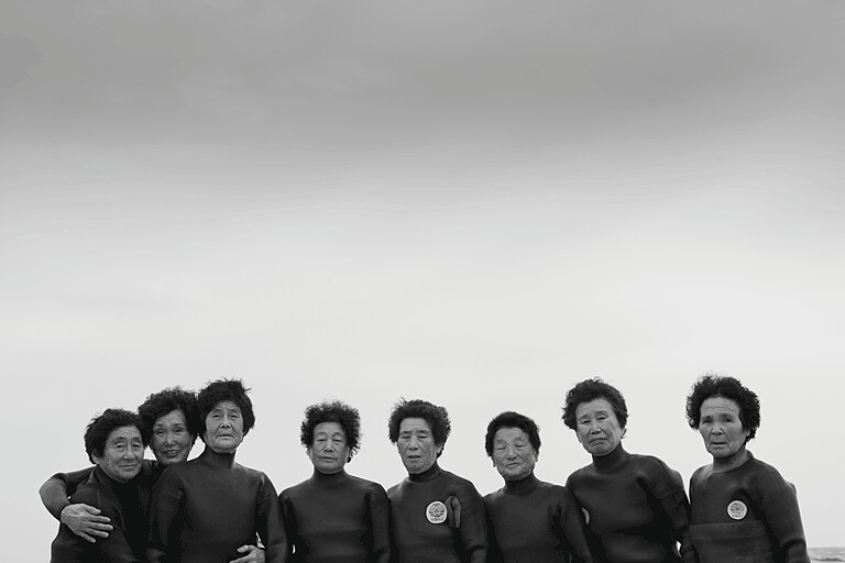 濟州島海女浮上海面的紀實攝影