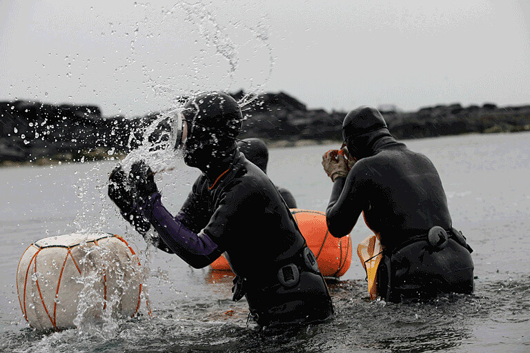 牛島海女準備下海採集的身影