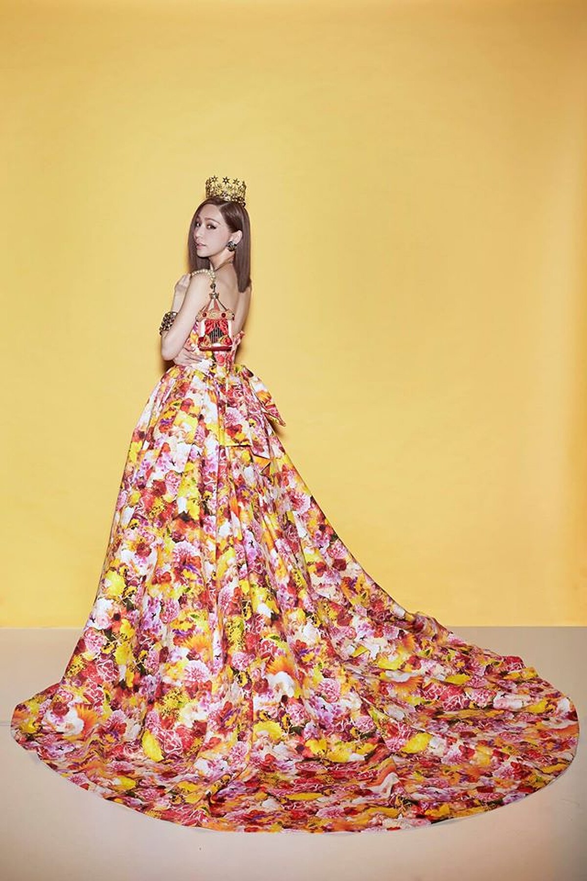 王心凌身穿蜷川實花設計的 M / mika ninagawa 夢幻婚紗
