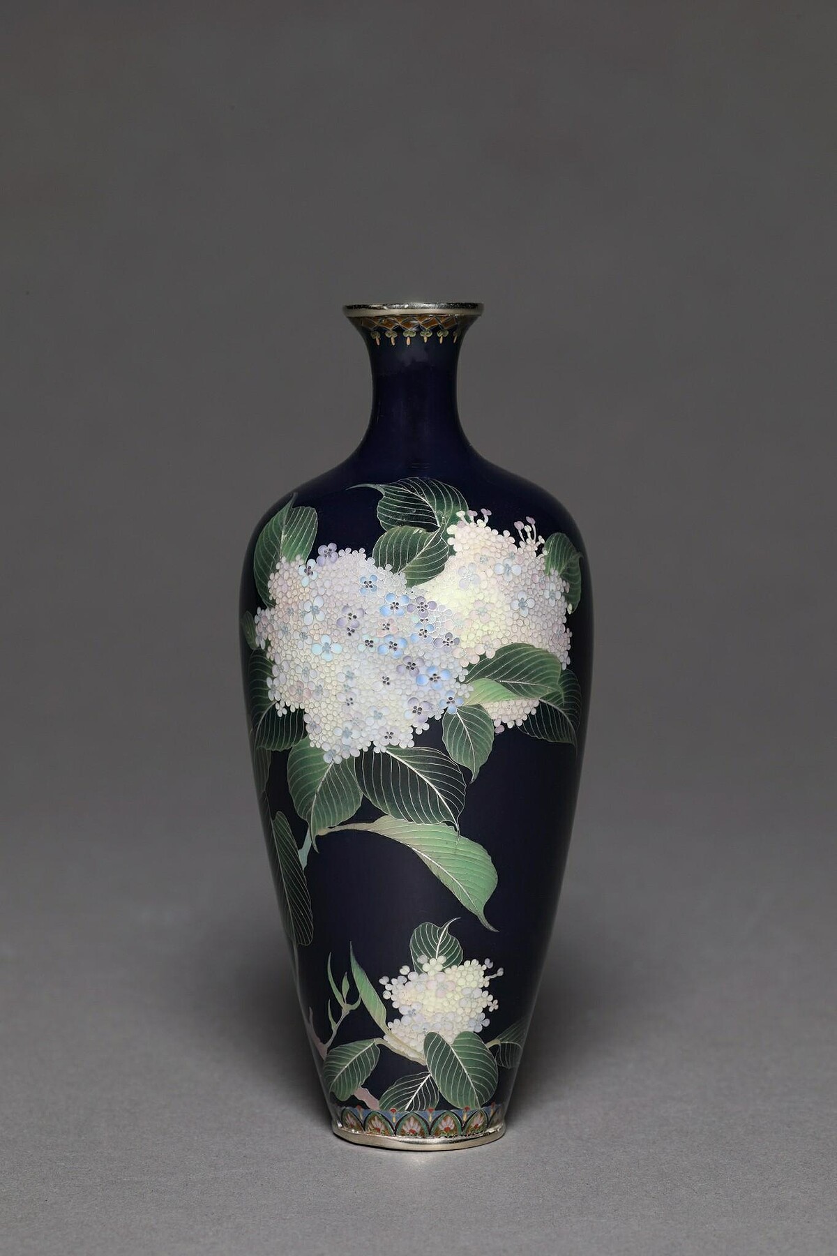 林小傳治（天保2年（1831）&ndash;），〈紫陽花蝶圖七寶花瓶〉，有線七寶、銀絲、琺瑯，D6 &times; H12 cm，私人收藏