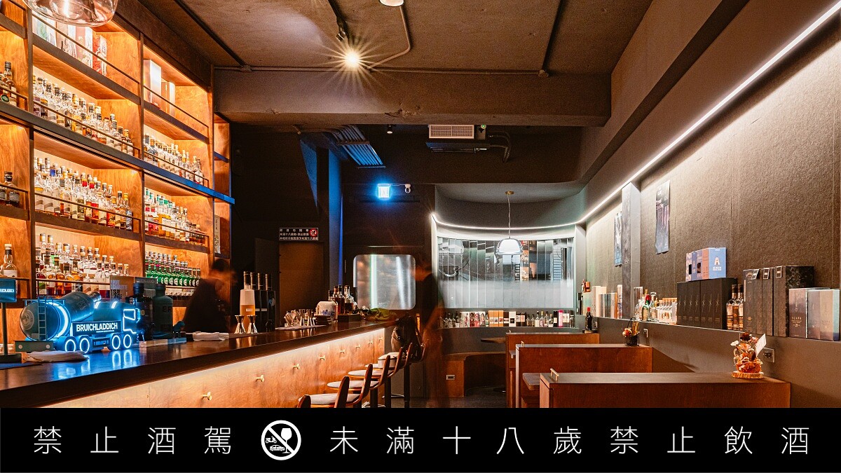 基隆酒吧推薦「艾克猴 The Alcohol Bar」:無酒單調酒、九百款威士忌藏酒收攏世界精彩風味