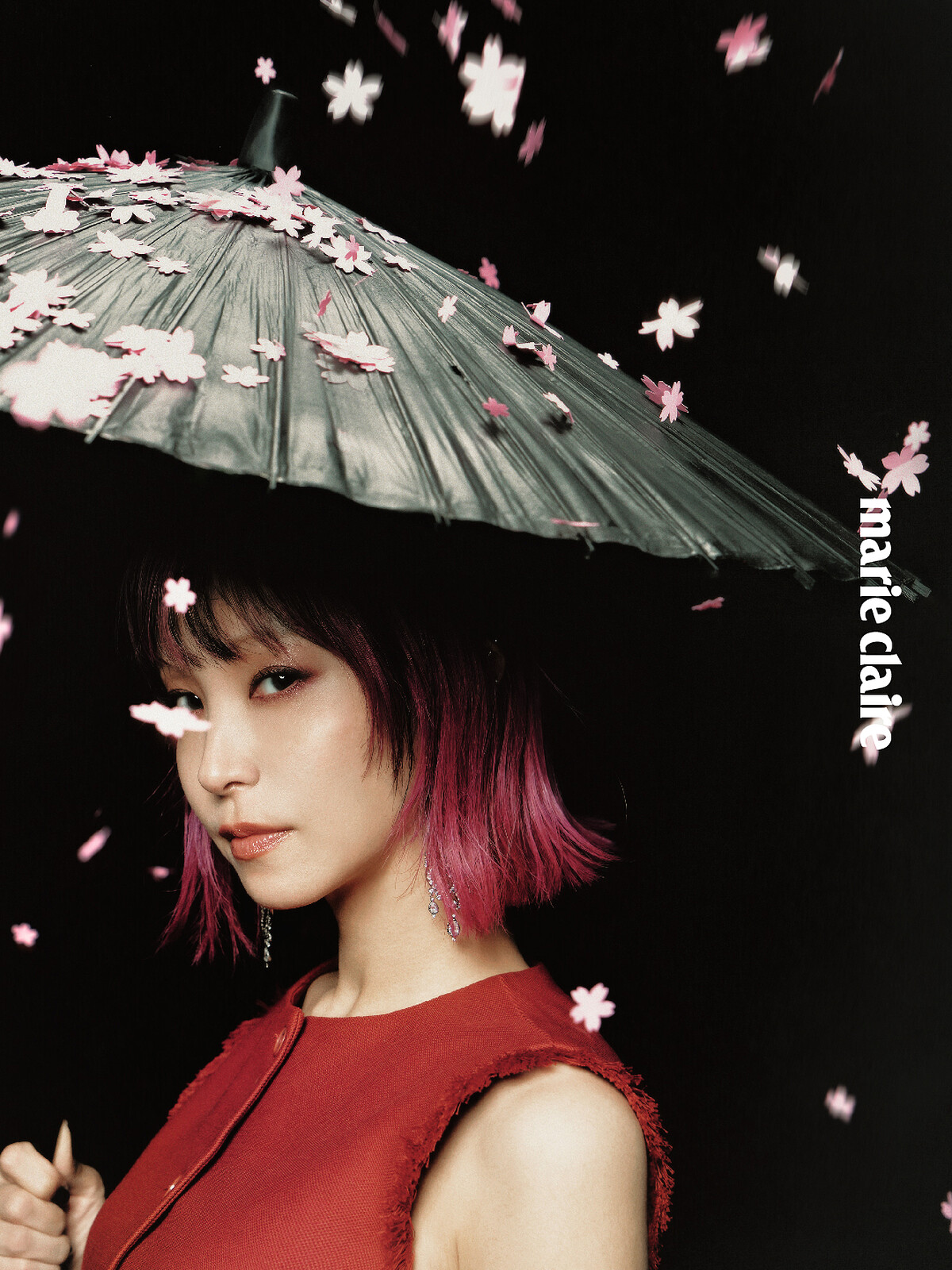 紅色無袖背心上衣, Sportmax;鑽石吊墜耳環, Gucci。
