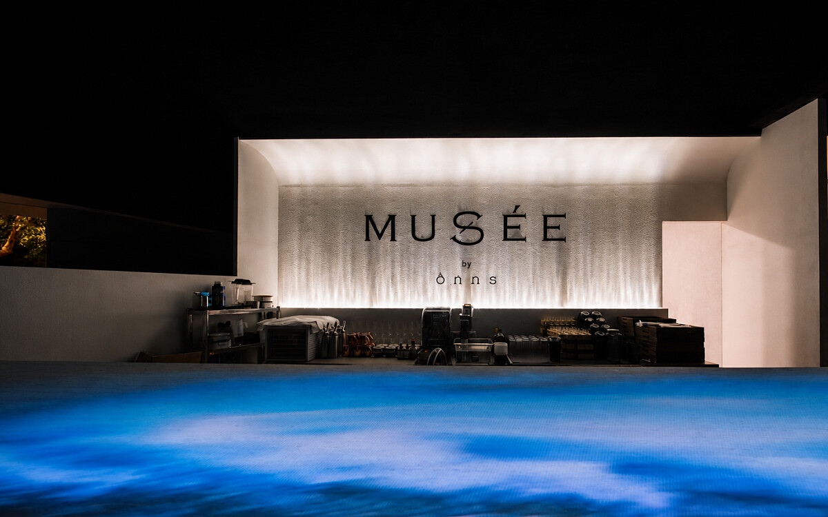 臺北東區全新酒吧「Musée by Onns Bar」開幕：日間牛肉麵、夜間化身酒吧空間，必點青花椒牛肉麵、水果系調酒