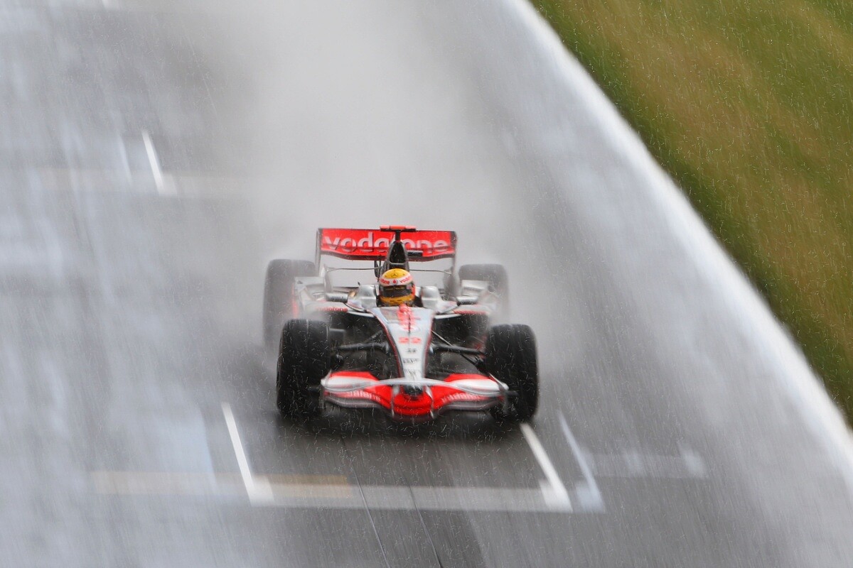 2008 銀石賽道上的暴雨,讓賽道成了大型的溜冰場。