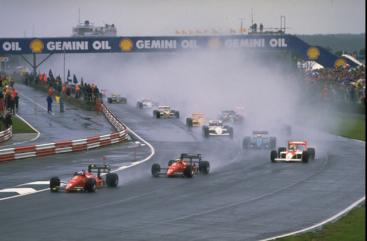 1988年英國大獎賽,「車神」Ayrton Senna 在暴雨的銀石賽道上,駕駛傳奇 McLaren MP4/4 賽車奪冠,奠定「雨神」美名。