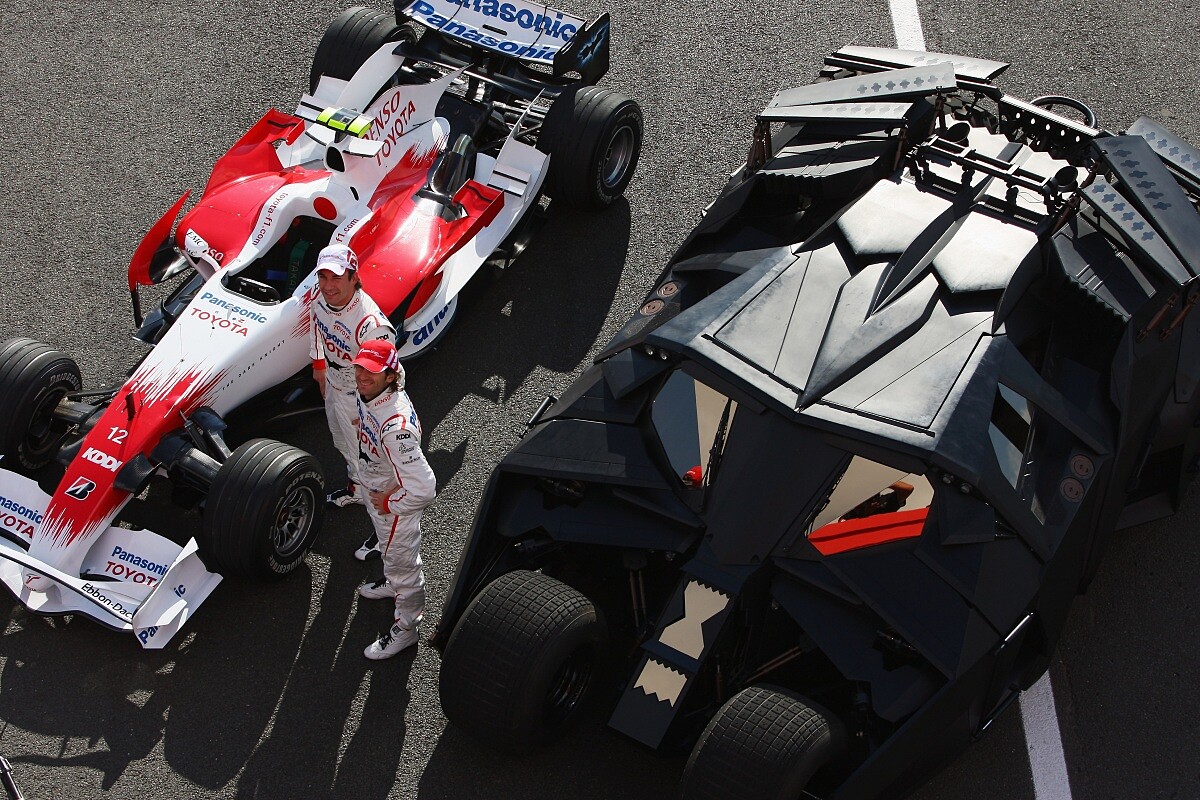 2008 年《黑暗騎士》(The Dark Knight),主辦單位把電影裡的「蝙蝠車」直接運到銀石賽道與 F1 賽車同場尬車!