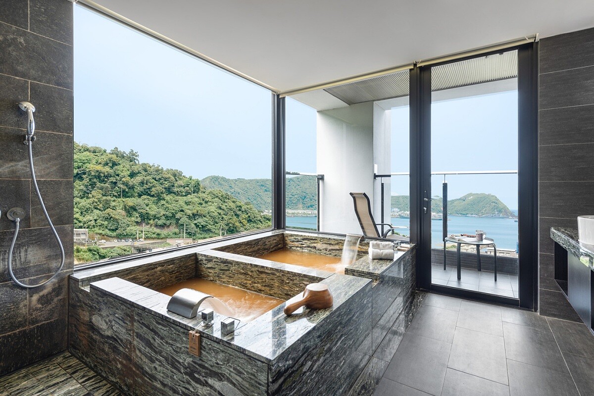 煙波蘇澳四季雙泉館獨擁國際級黃金雙湯與絕美蘇澳日出海景,每房皆可享受溫泉與冷泉。
