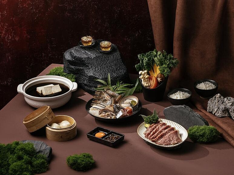 新竹湖濱館雙人分饗餐以日本A5和牛、龍虎斑菲力搭配三款特色鍋底,呈現層次豐富的海陸饗宴。