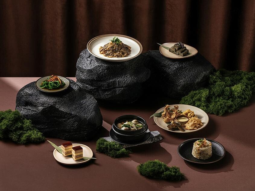煙波花蓮太魯閣館一泊二饗「海陸炙饌」住房專案,雙人分饗端出沙嗲翡翠燴A5和牛與麵包果野菜魚丸湯,展現花東山海風土特色。
