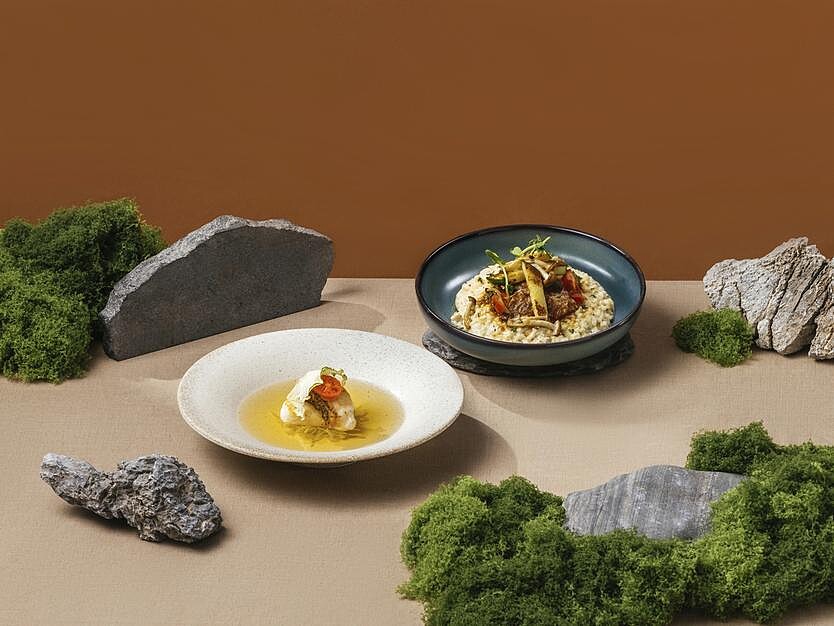 煙波集團台南館一泊二饗「海陸炙饌」住房專案,主打佛手瓜龍虎斑澄清湯與慢燉日本A5和牛肉排菌菇燉飯,展現府城細膩食藝。
