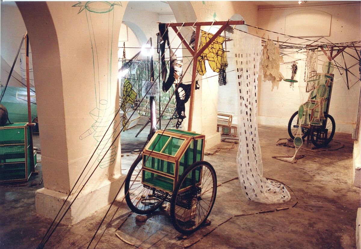 方偉文,〈寄生寓〉,2001,複合媒材,吳園。