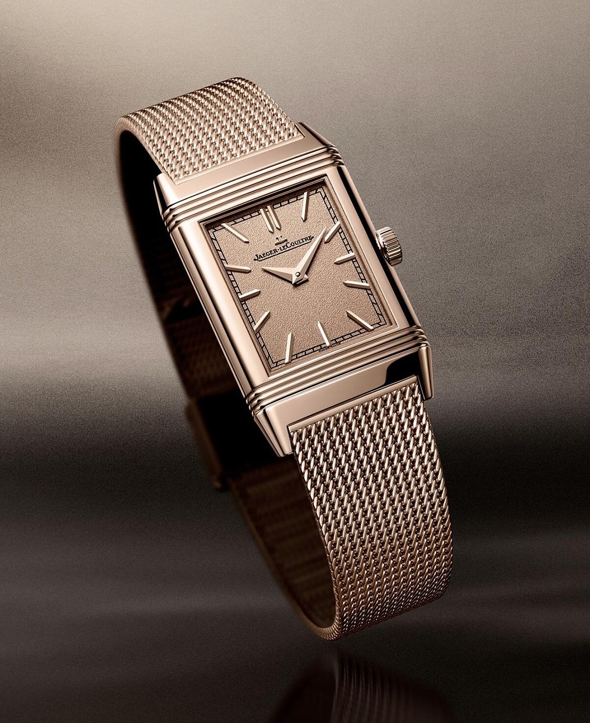 REVERSO TRIBUTE MONOFACE“OR DECO SOLO TEMPO”翻轉系列單面“鎏金裝飾獨享時光”腕錶,18K玫瑰金,40.1 x 24.4 x 7.56毫米,積家822型手動上鏈機械機芯,18K玫瑰金米蘭鏈錶帶,參考價: NT$ 1,430,000