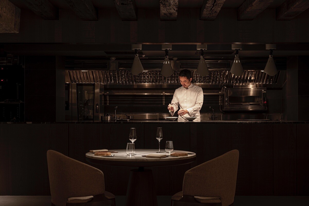 主廚飛松裕之(Hiroyuki Tobimatsu)2021年移居臺灣,隔年在亞都麗緻大飯店「巴黎廳1930」摘下米其林一星,2023年起擔任 ÉCRU 主廚,帶領餐廳連續於2024、2025年入選《米其林指南》推薦餐廳。