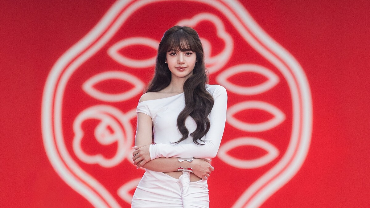 LISA曼谷現身美到發光!媽媽台下應援、施柏宇同框,親曝美肌發光的秘密武器