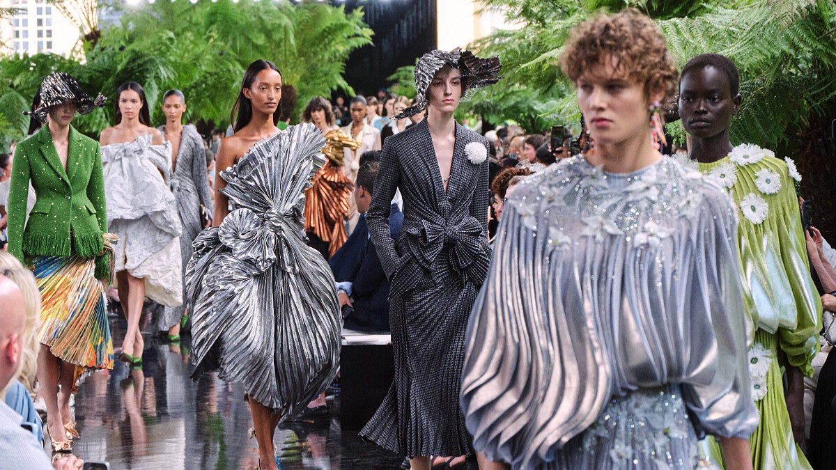 Jonathan Anderson第二場Dior高訂在講什麼？2026秋冬高級訂製服系列解析：從 Lynda Benglis 雕塑到形式的藝術革命