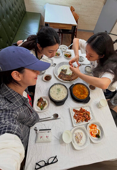 BLACKPINK Jisoo帶惠利、鄭好娟一起去吃的團村純豆腐(Photo/IG@sooyaaa__)。