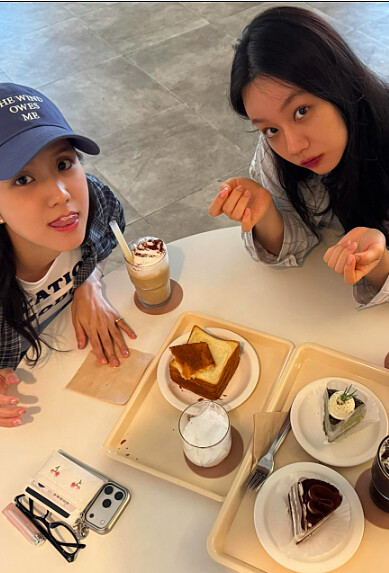 BLACKPINK Jisoo帶惠利、鄭好娟一起去吃有可愛杯子蛋糕的「PLCAE64」(Photo/IG@sooyaaa__)。