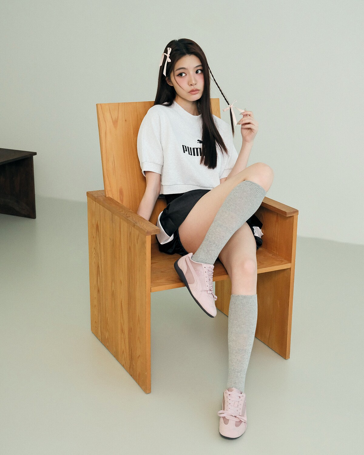 短版 PUMA LOGO 圓領衫、流行系列T7泡泡寬鬆短褲、PUMA SPEEDCAT Etoile玫瑰粉鞋款。