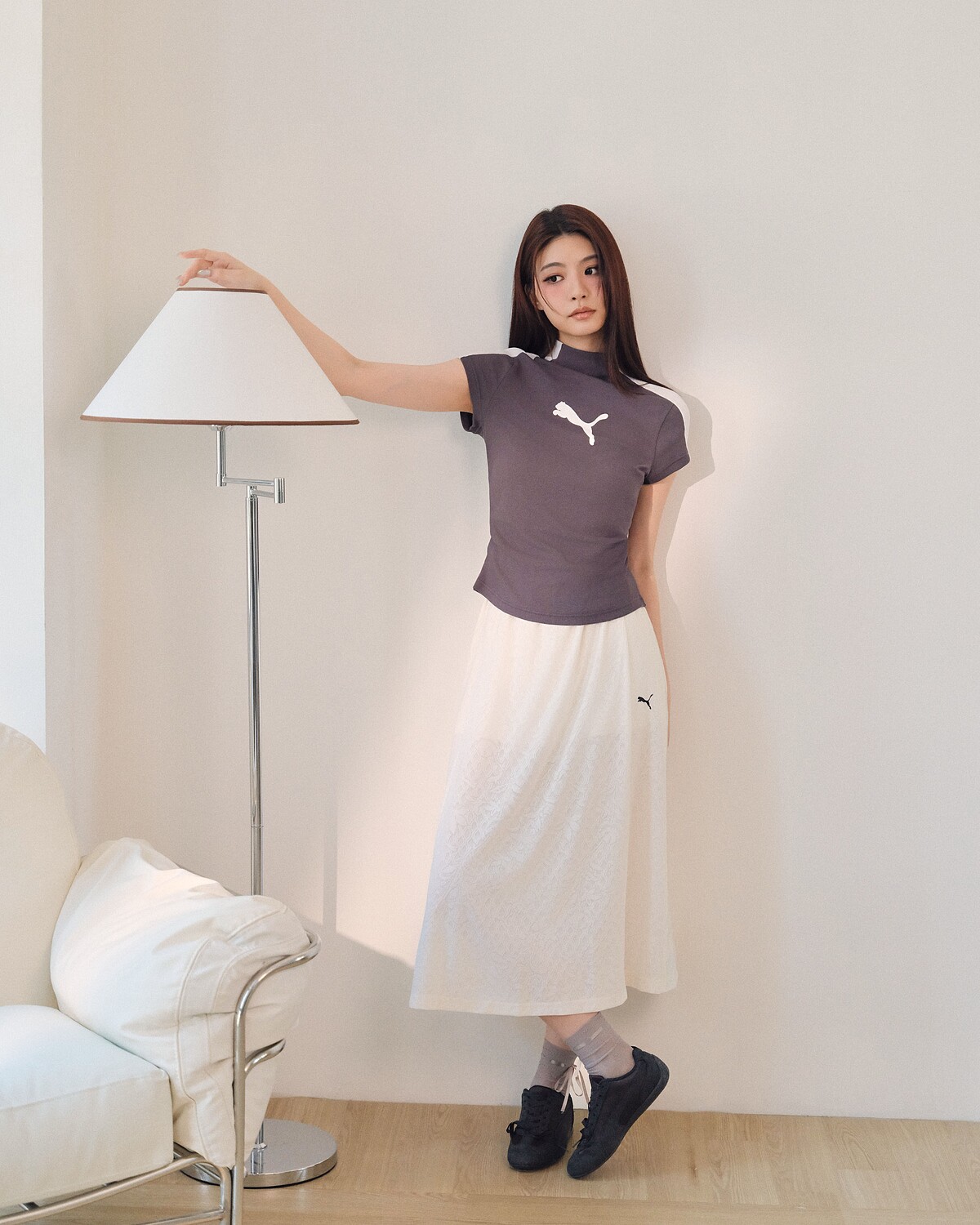 流行系列T7小高領短袖T恤、流行系列T7 Lace長裙、PUMA SPEEDCAT Etoile經典黑色鞋款。